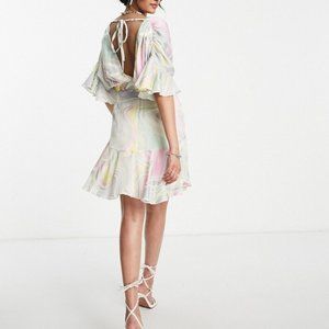 FLATTERING Frilly Mini Dress in pastel colors with open back, belt